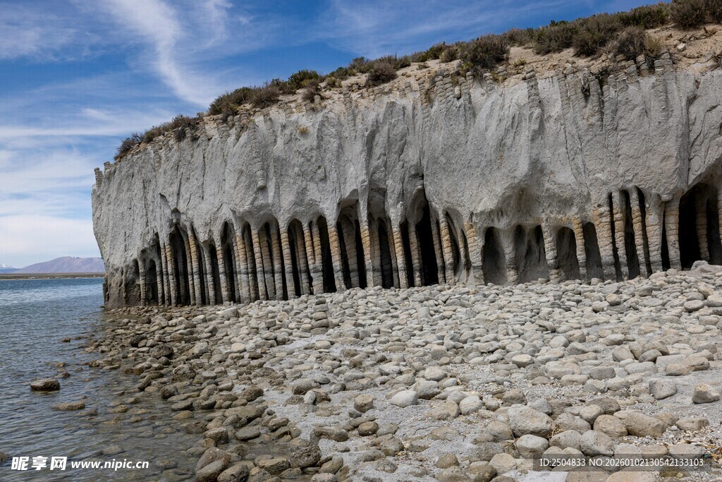 白色峭壁下的海岸风景