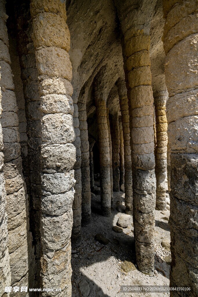 古老石砌拱形柱廊建筑
