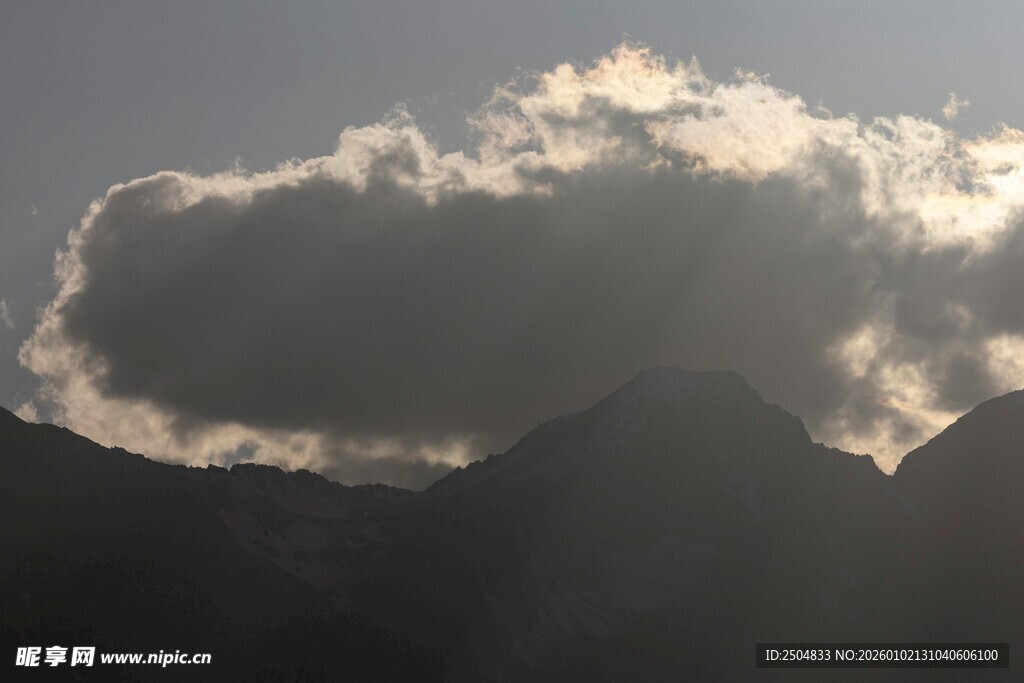 山间云影 光影交织之美