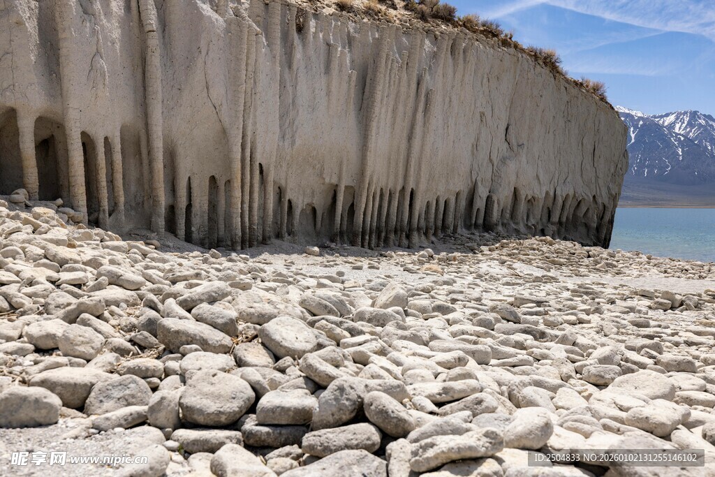 海边壮观的柱状岩石景观