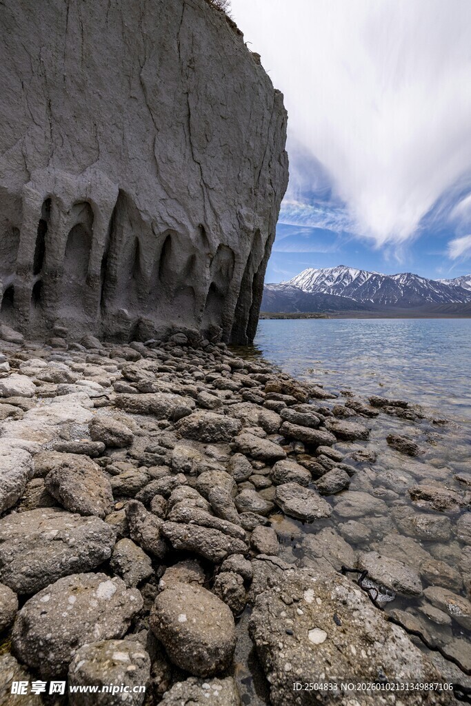 海岸边嶙峋礁石与陡立岩壁