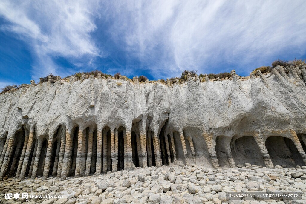 壮观白色崖壁与蓝天白云