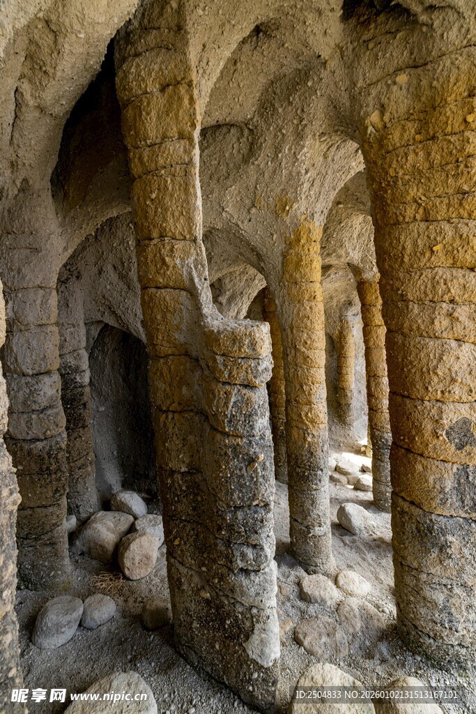 古老石砌拱形建筑内部