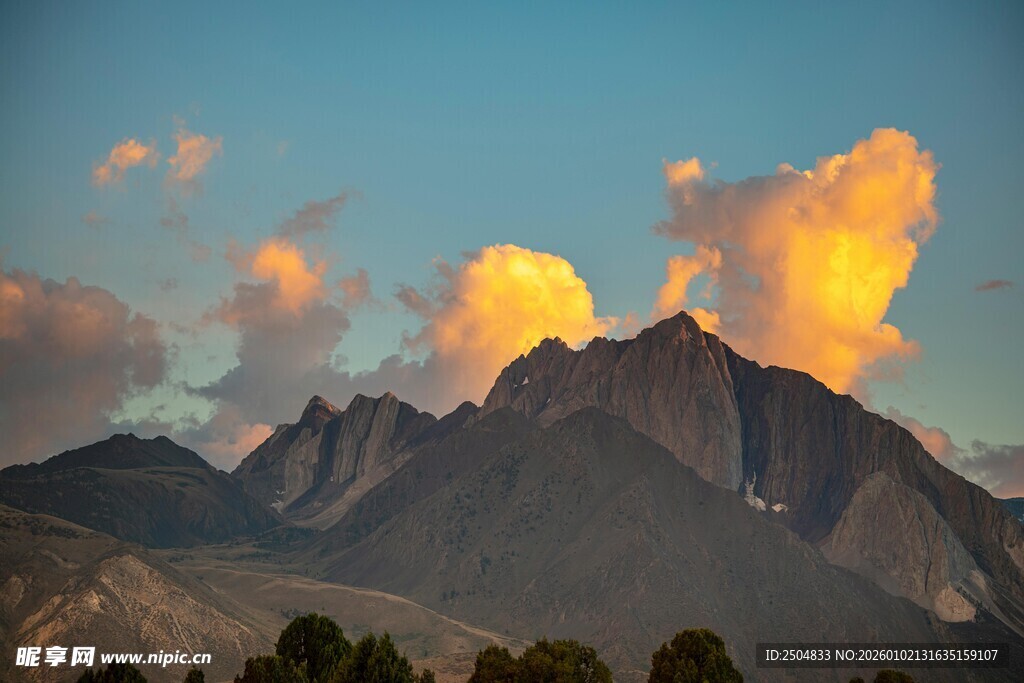 壮丽山景与绚烂霞光