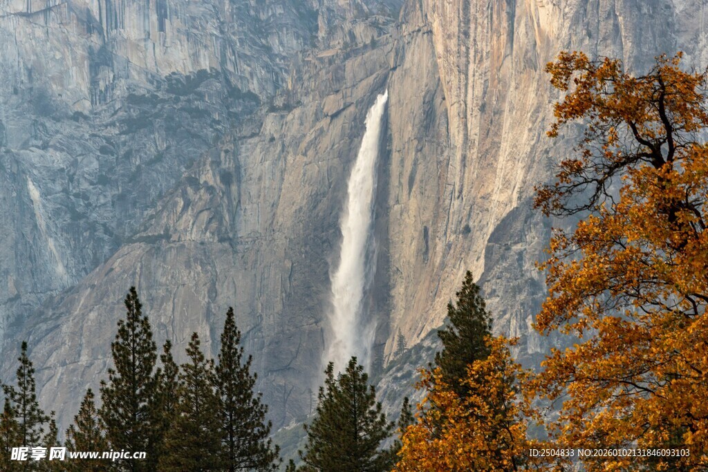 优胜美地壮丽瀑布景观