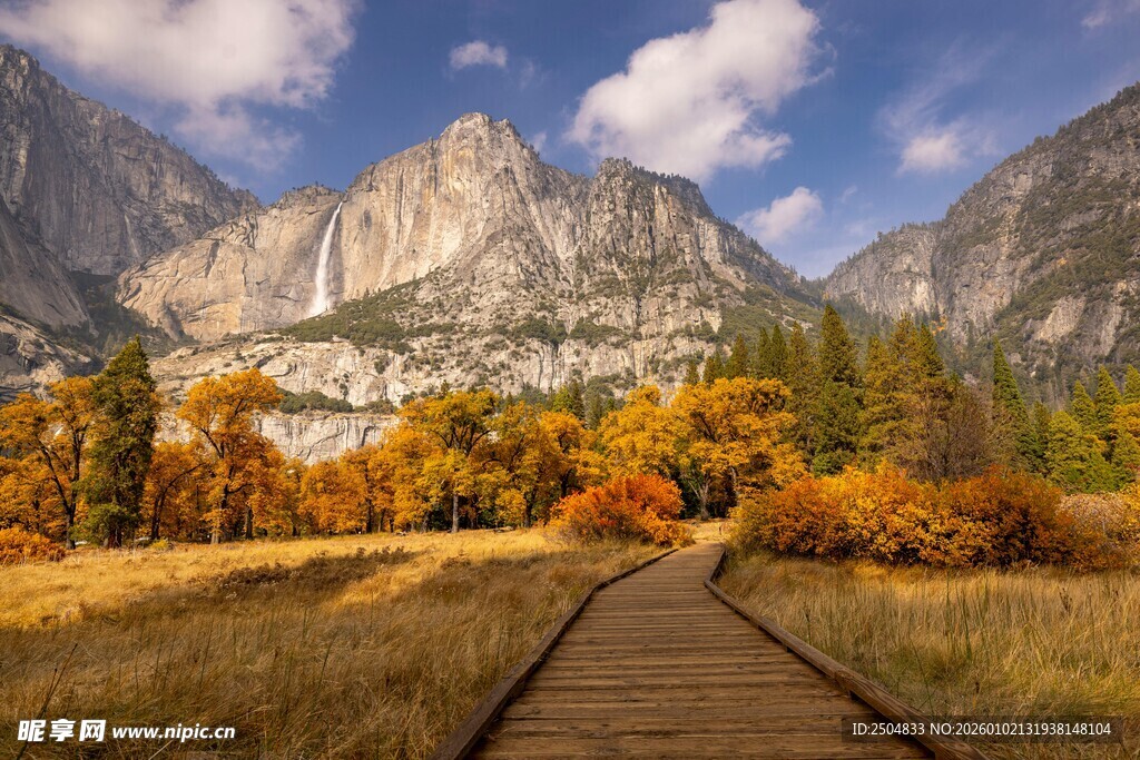 秋日山间木栈道美景