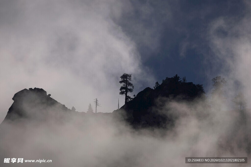 云雾缭绕中的山间瞭望塔