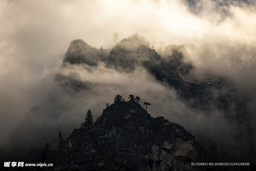 云雾缭绕中的巍峨山峰