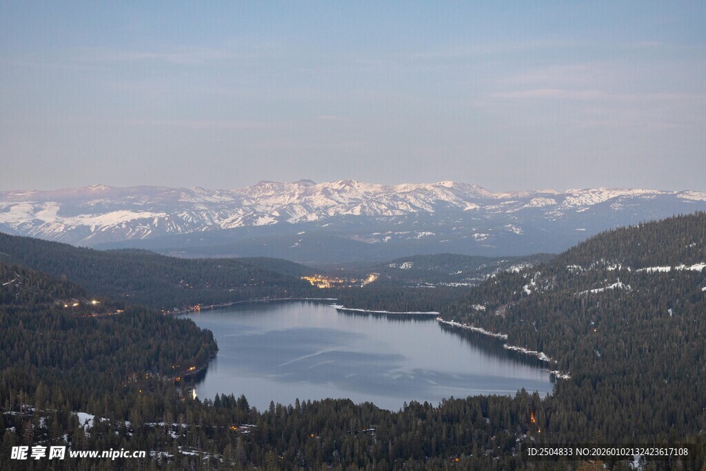 湖畔群山与远处雪山美景