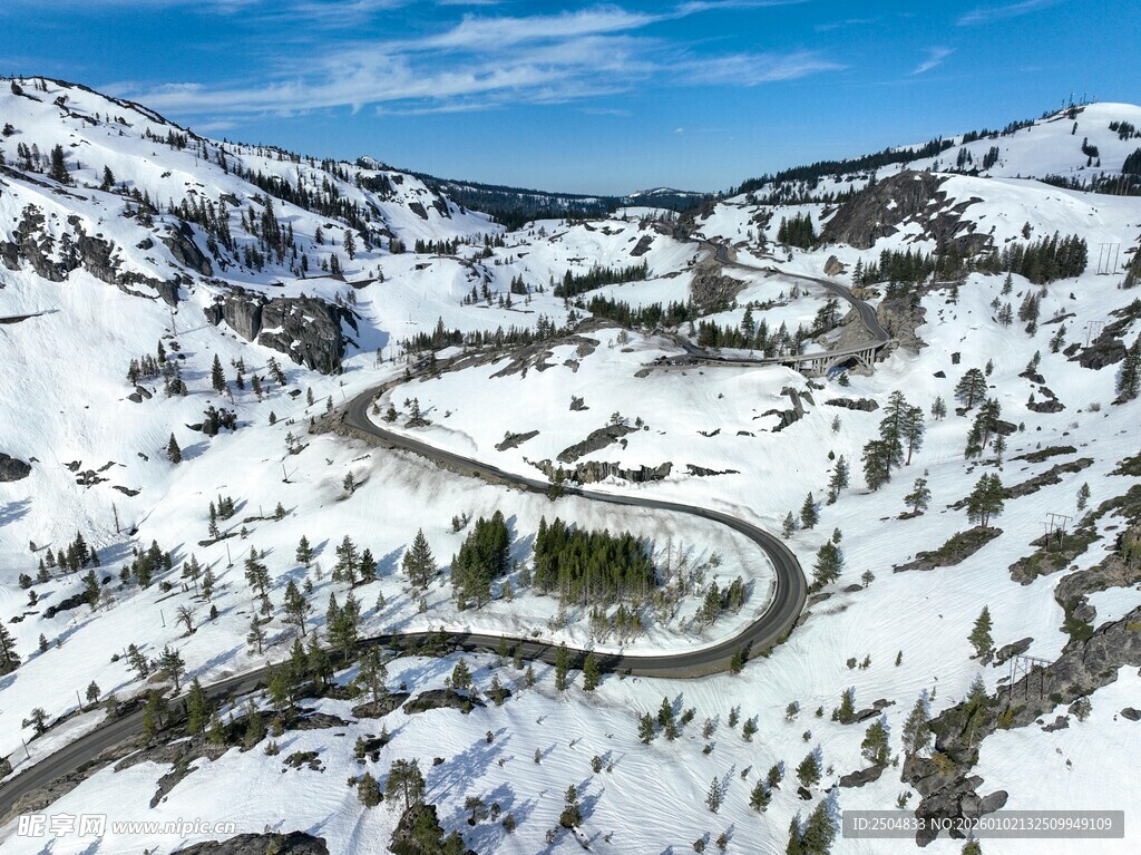 雪山蜿蜒公路壮丽景观