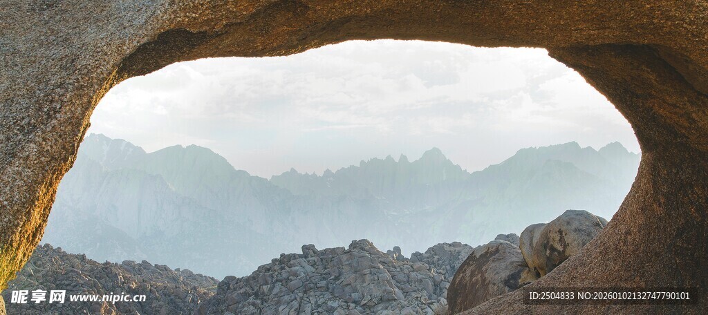 透过山洞看远山美景