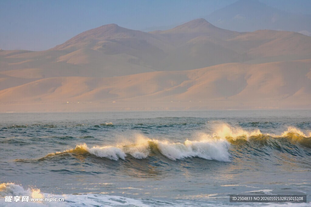 海边日落时的翻涌海浪