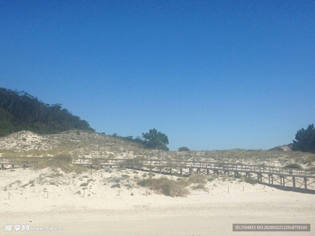 沙滩木栈道的美丽景致