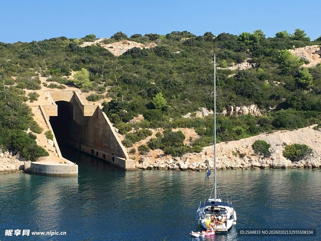 海上船只靠近山洞景观