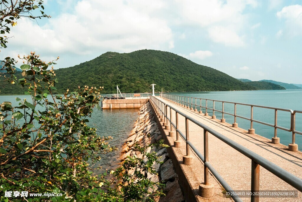 海边栈桥通向青山美景