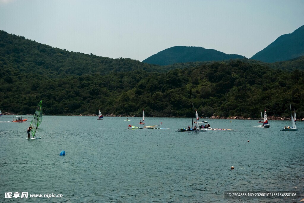 湖面上的帆船与青山美景