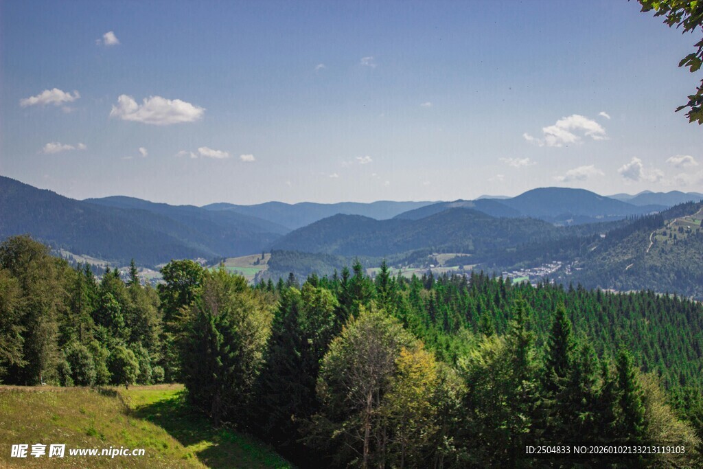 山间葱郁森林与蓝天白云