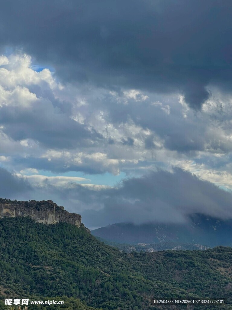 山峦云海壮丽自然景观