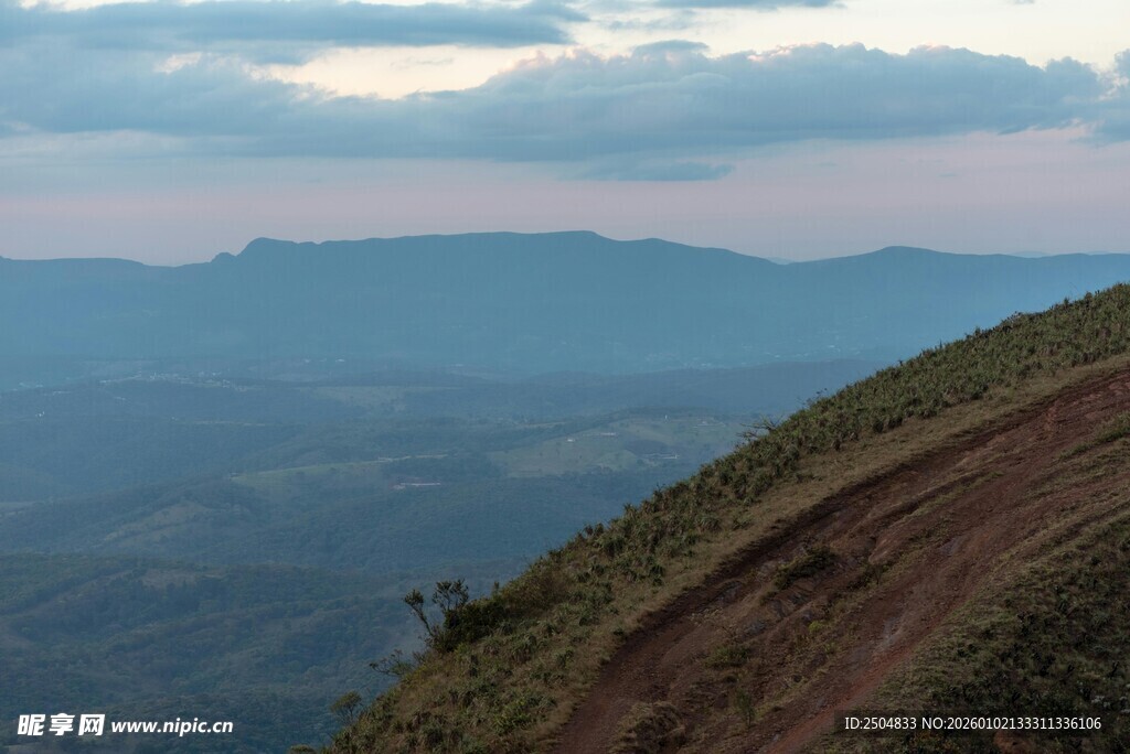 山巅远眺壮丽山峦景色