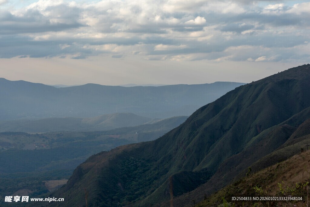 壮丽山峦与天际云海景观