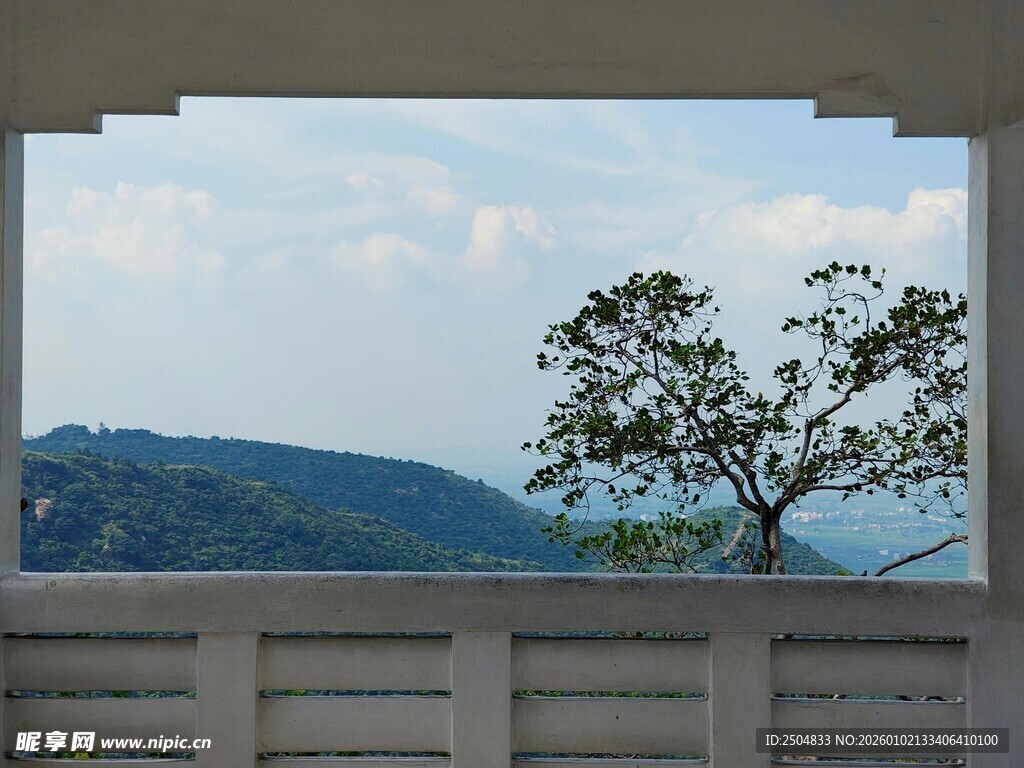 窗外青山绿树风景如画