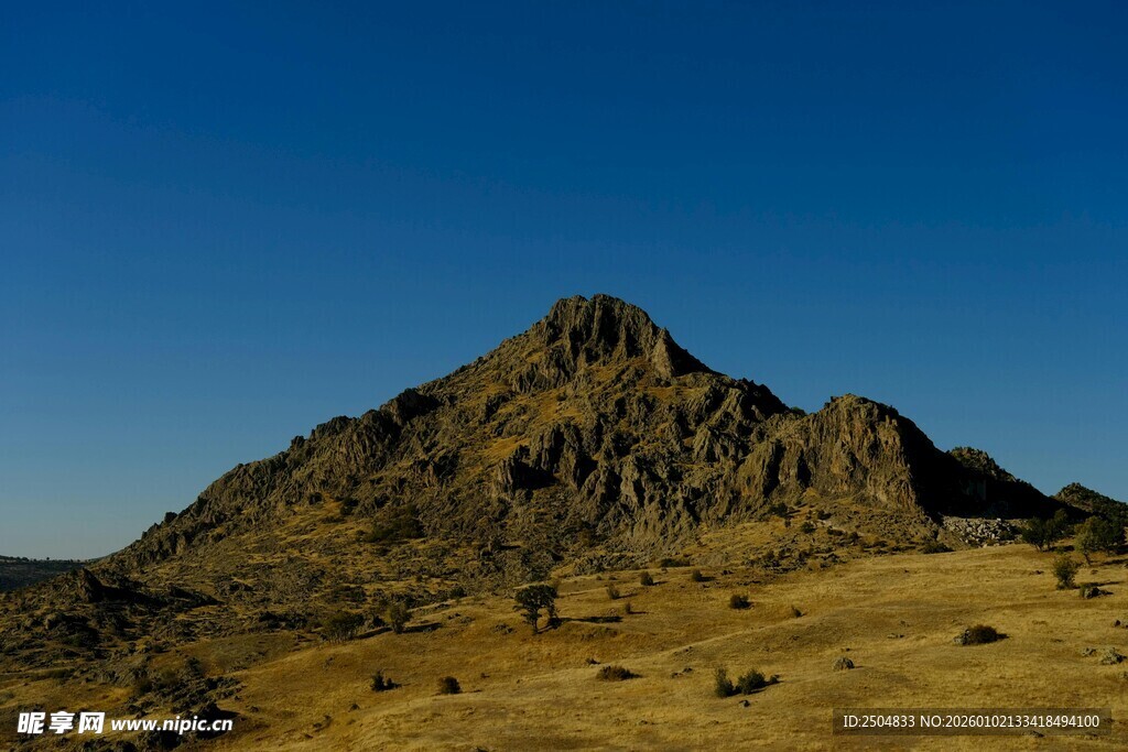 荒凉山丘 尽显旷野之美