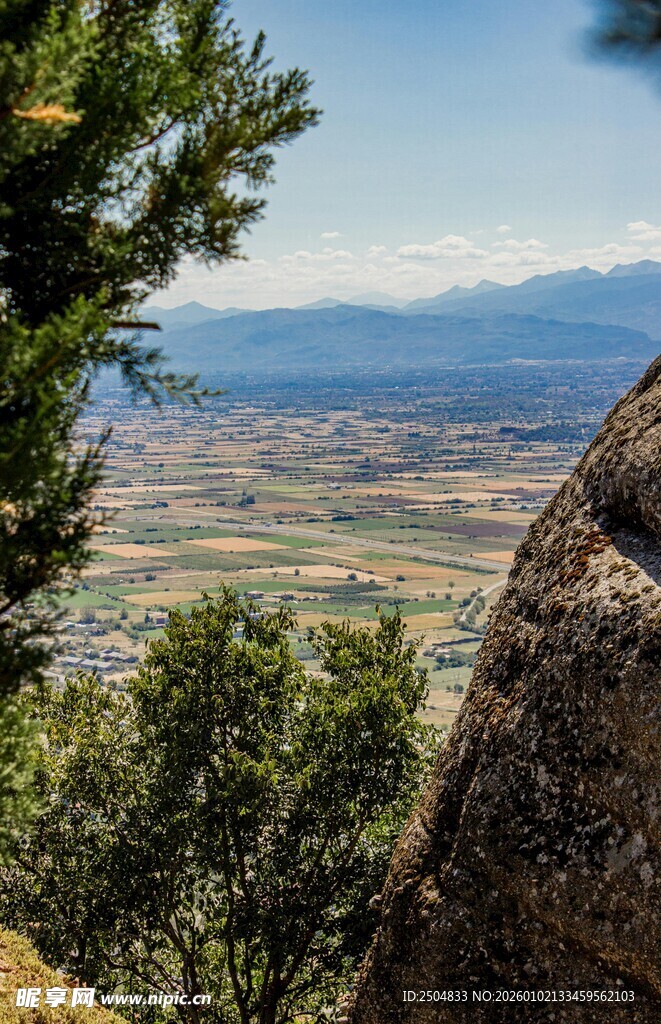 山巅远眺田园风光美景