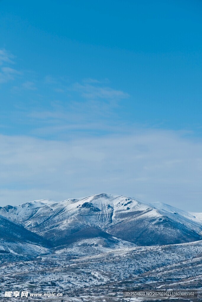 雪山远景 纯净自然之美