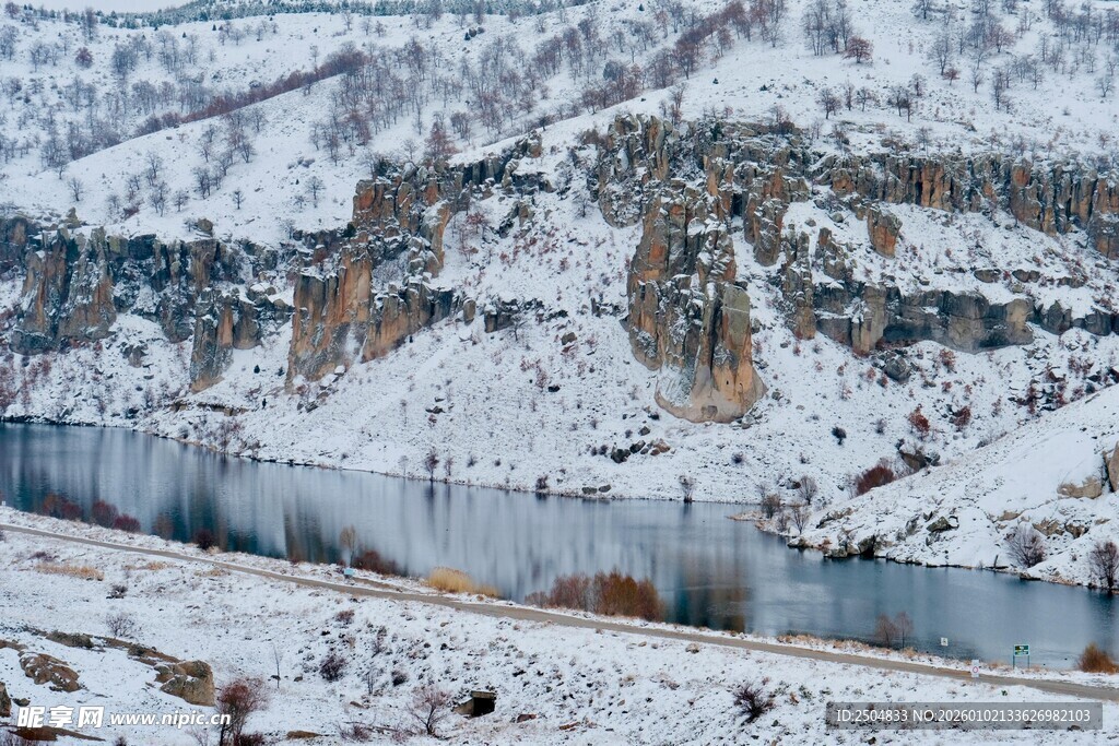 冬日雪景中的静谧河谷