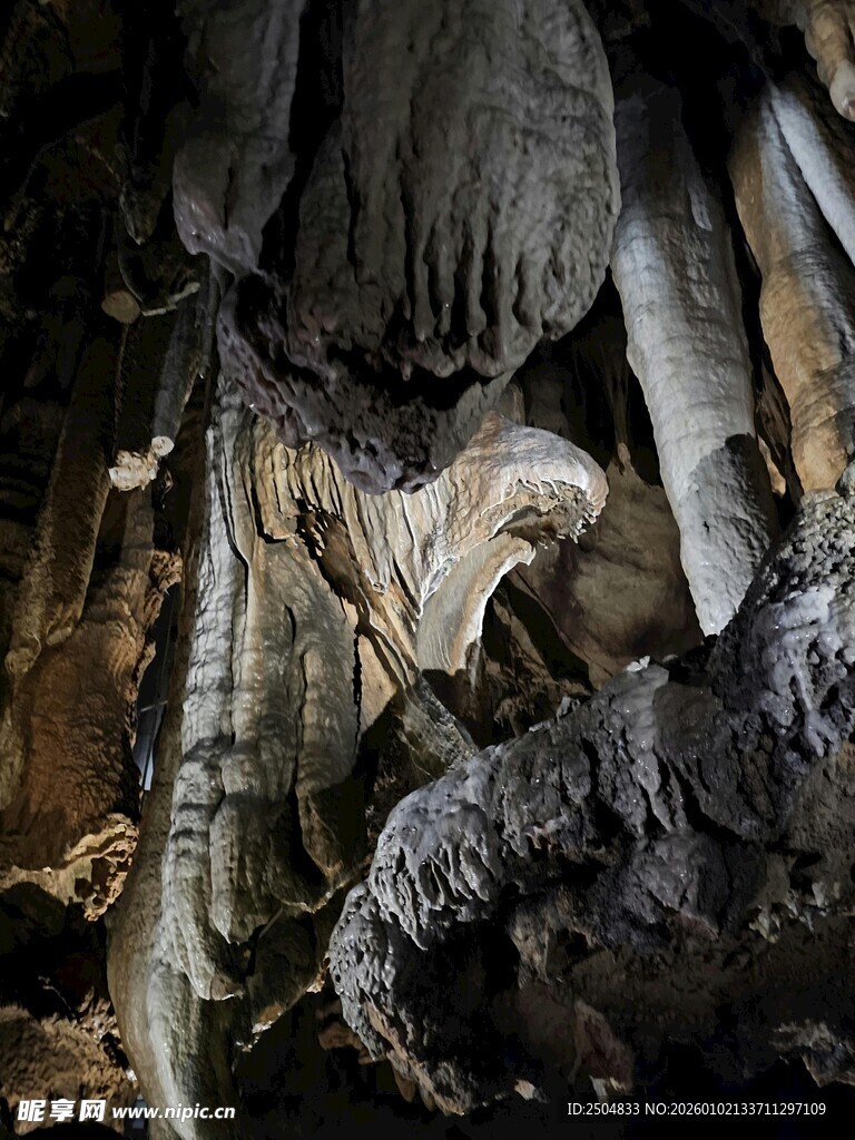 神秘洞穴内的奇特钟乳石景观