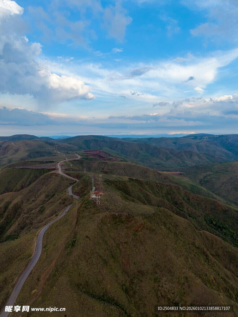 山间蜿蜒公路风景