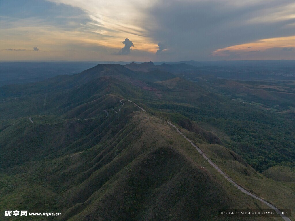 航拍壮美山峦与绚丽霞光
