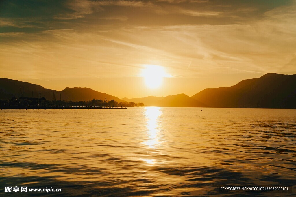 夕阳下波光粼粼的宁静湖面