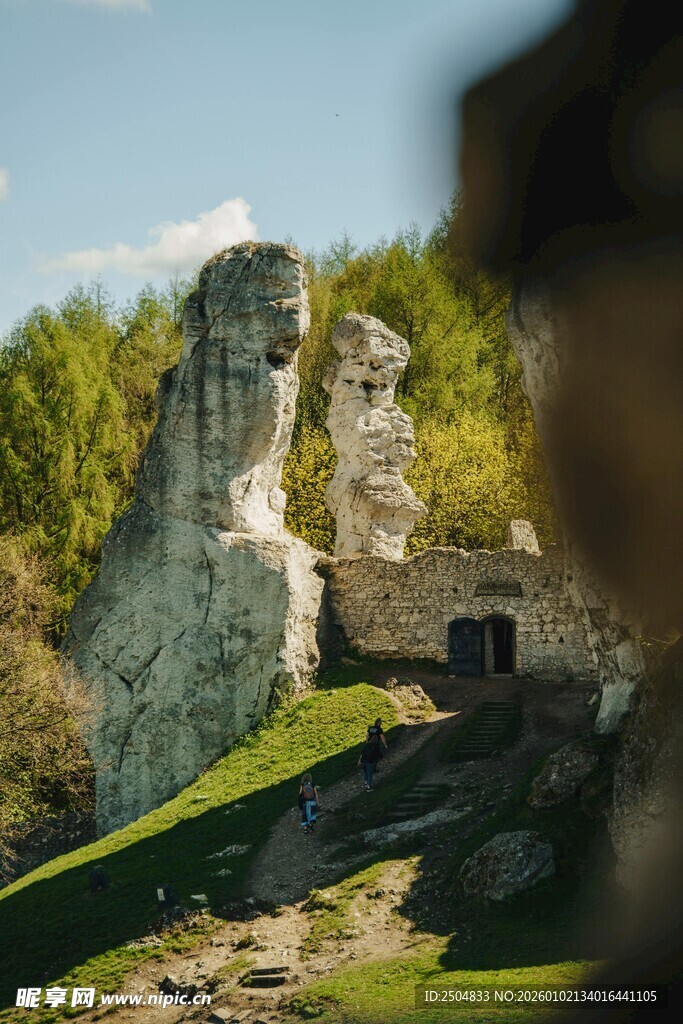 古老石堡遗迹 绿意环绕