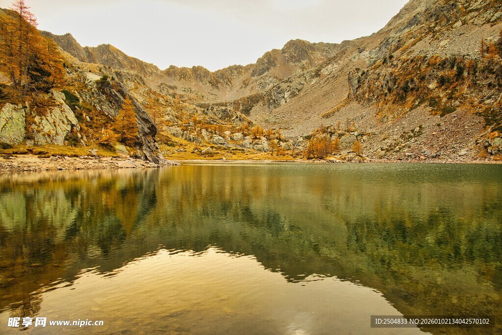 山间静湖秋色倒影如画