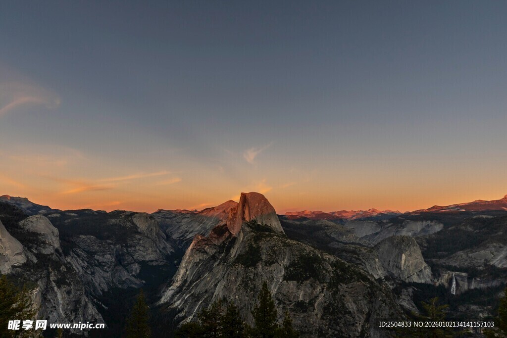 日落时分的壮丽山峦景色