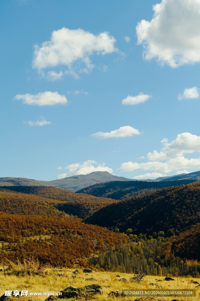 山间美景 蓝天白云下的旷野