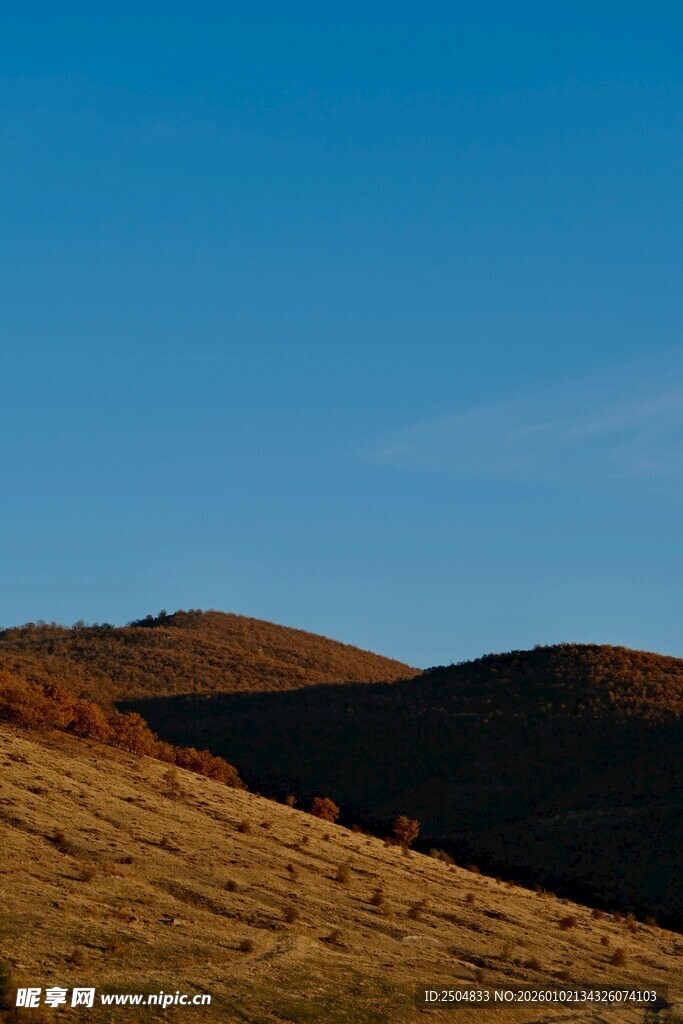 广袤山丘 蓝天之下美景