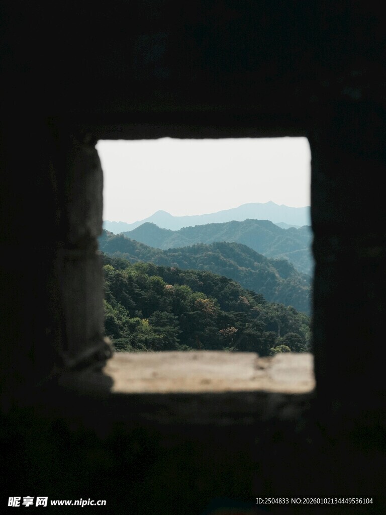 透过窗洞望山峦美景