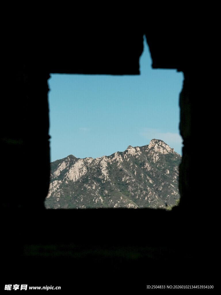 透过窗洞望雪山