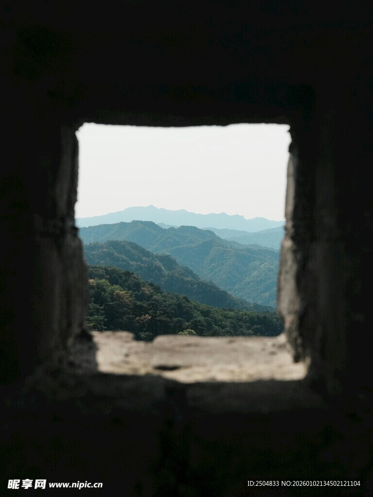 透过石窗望山峦美景
