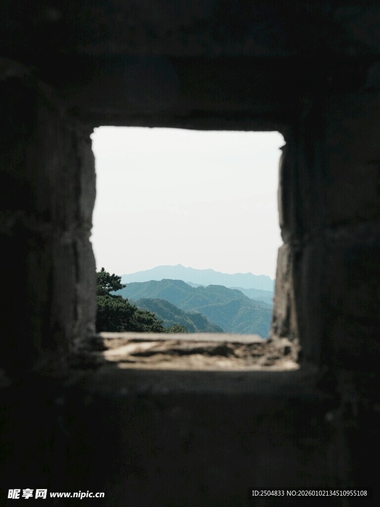 透过石窗望山川美景