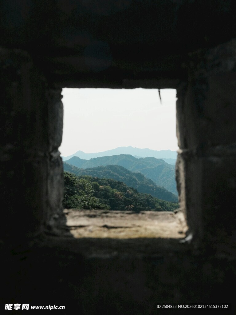 透过窗洞望青山美景