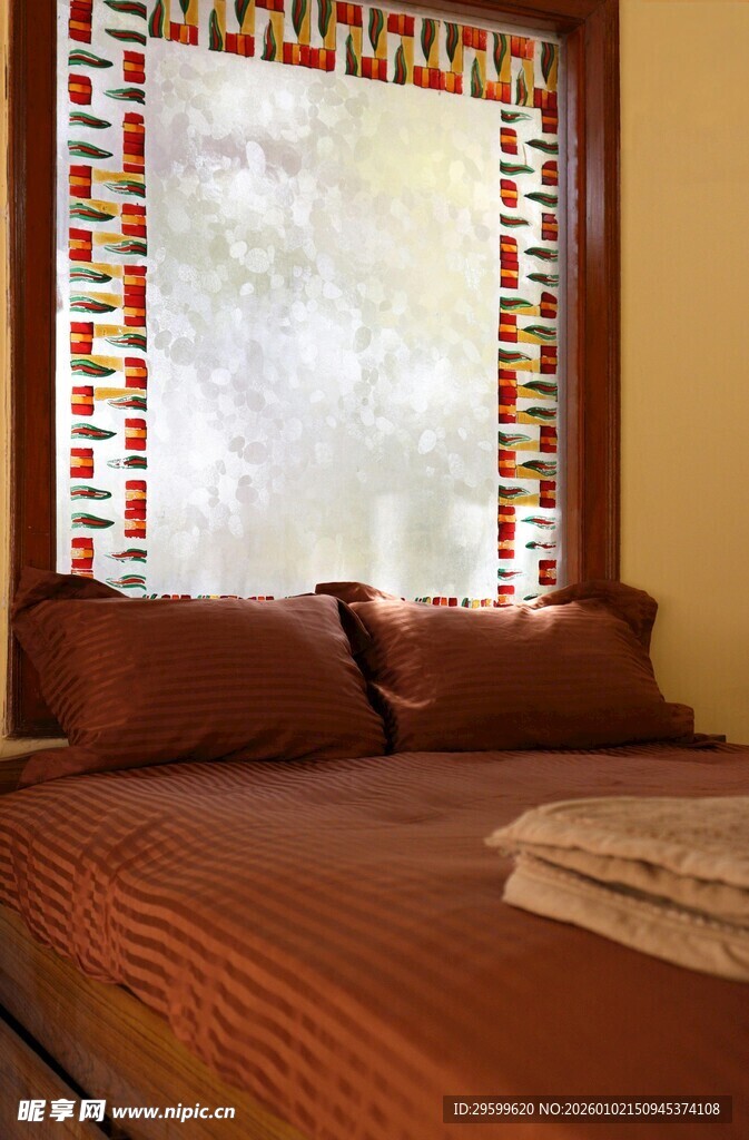 温馨卧室窗边的舒适床铺