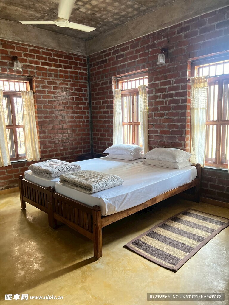 复古砖墙卧室温馨床铺
