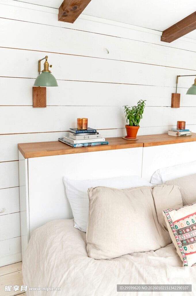 简约温馨卧室床头一角