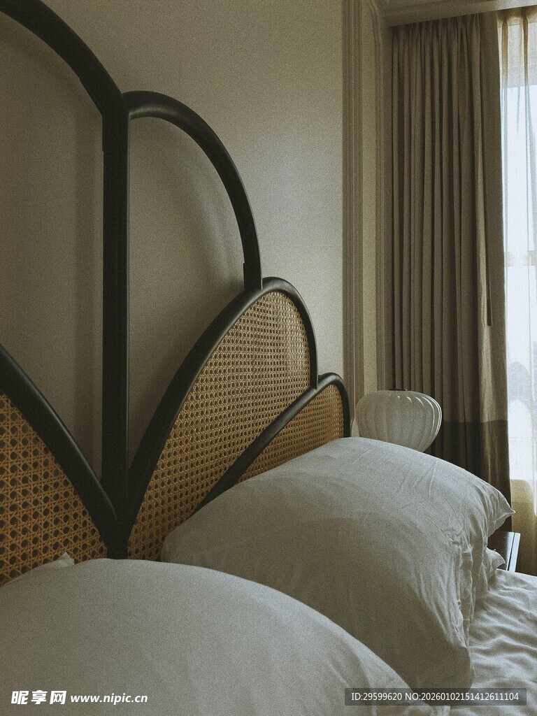 简约卧室床头温馨场景