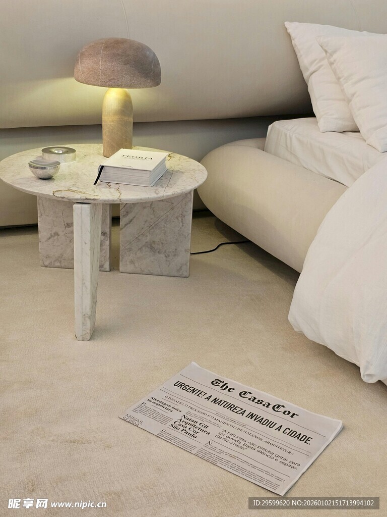 简约卧室一角的静谧场景