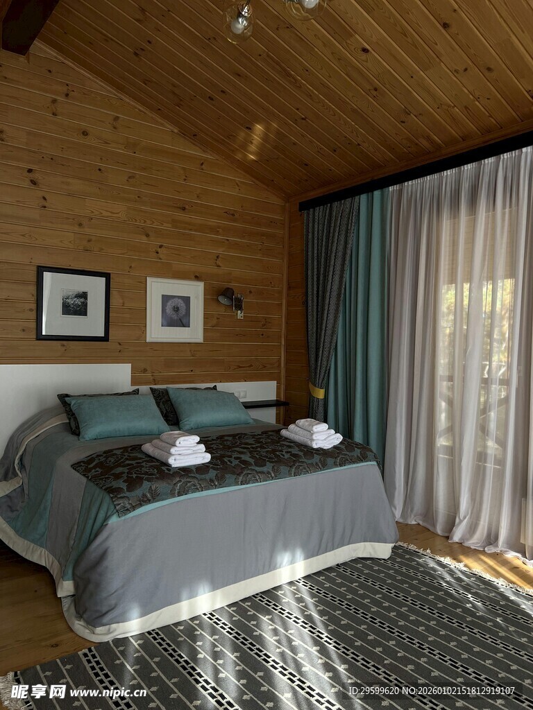 温馨木质卧室舒适床铺