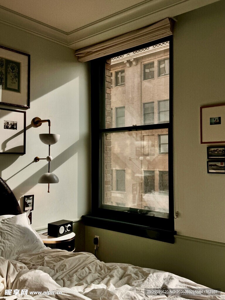 温馨卧室窗边角落景致